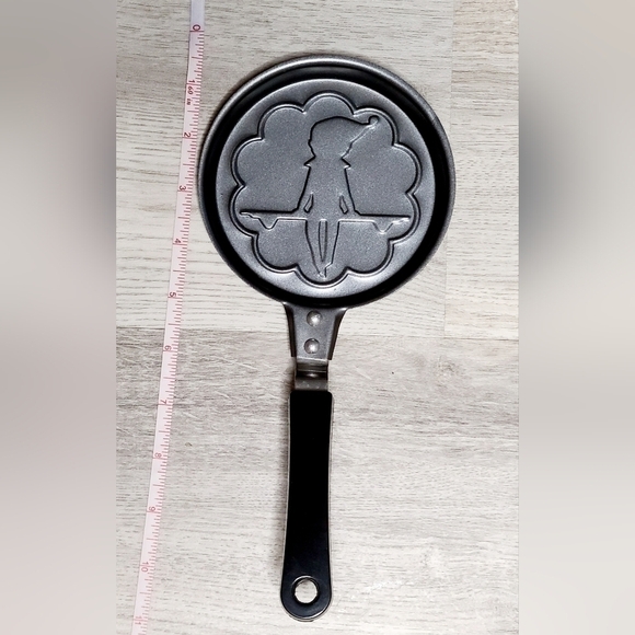 elf on a Shelf Mini Frying Pan Pancake Mold - Picture 2 of 5